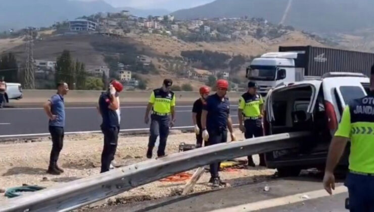 Osmaniye’de hafif ticari araç bariyerlere ok üzere saplandı