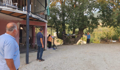 Osmaniye’de kollarıyla ‘Allah’ lafzı yazılı asırlık ağaç görenleri şaşırtıyor