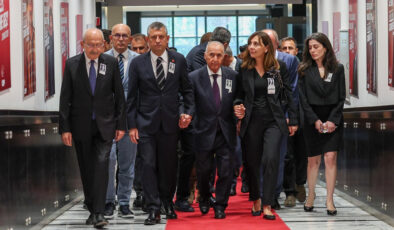 Özgür Özel ile Kılıçdaroğlu, Altan Öymen’in cenazesinde uzaklıklı durdu