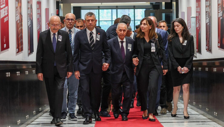 Özgür Özel ile Kılıçdaroğlu, Altan Öymen’in cenazesinde uzaklıklı durdu