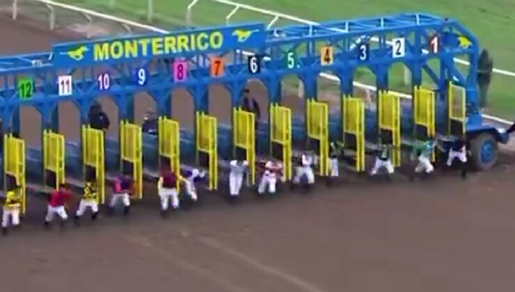 Peru’da atlar değil jokeyler koştu