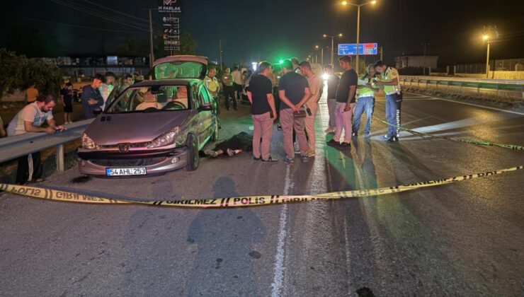 Sakarya’da bariyerlere çarpan arabanın şoförü öldü: Alkol şişesi dikkat çekti