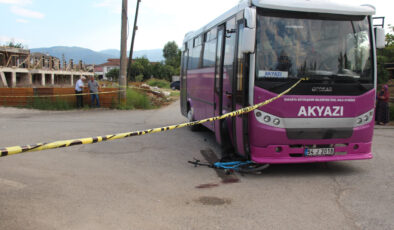 Sakarya’da bisikletiyle ansızın yola çıkan çocuk, otobüsün altında kaldı