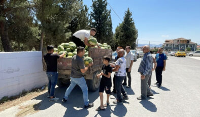 Sakarya’da tonlarca karpuzu satın alarak fiyatsız dağıttı