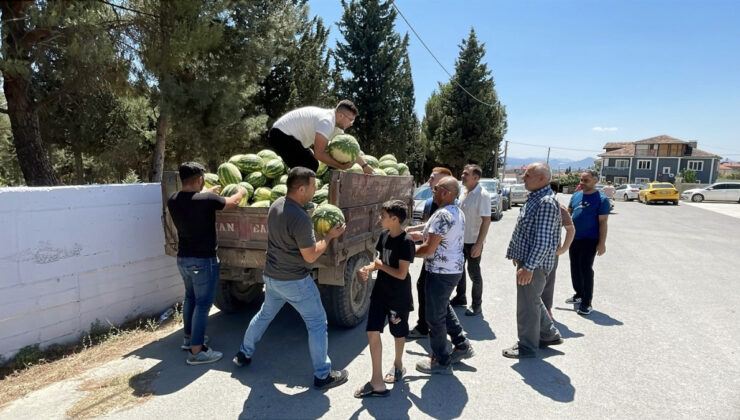 Sakarya’da tonlarca karpuzu satın alarak fiyatsız dağıttı