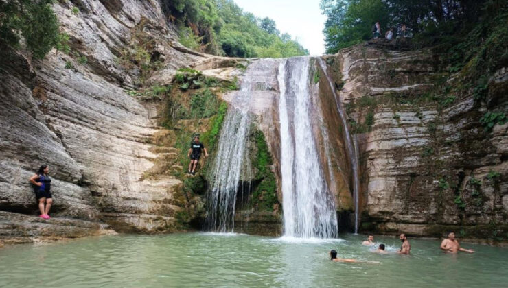 Samsun’da bulunan Gölalan Şelalesi ziyaretçi akınına uğruyor