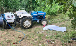 Samsun’da düştüğü traktör üzerine devrildi