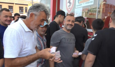 Samsunspor taraftarlarının kombine alımı: Yeşilçam sinema sahnelerini hatırlattı