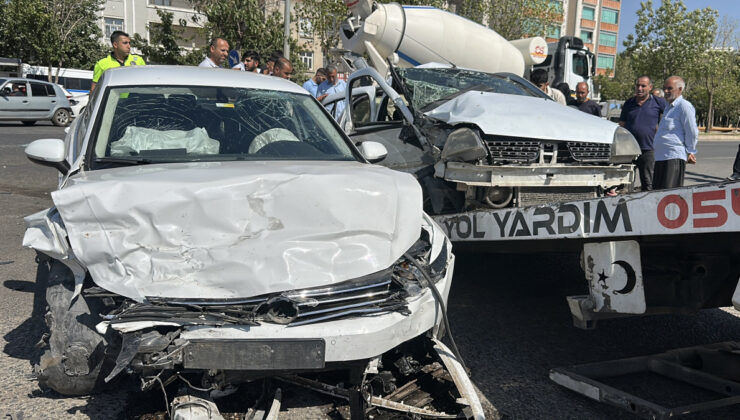 Şanlıurfa’da iki araba baş başa çarpıştı: 1 meyyit, 4 yaralı