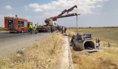 Şanlıurfa’da kum kamyonu şarampole devrildi: 2 yaralı