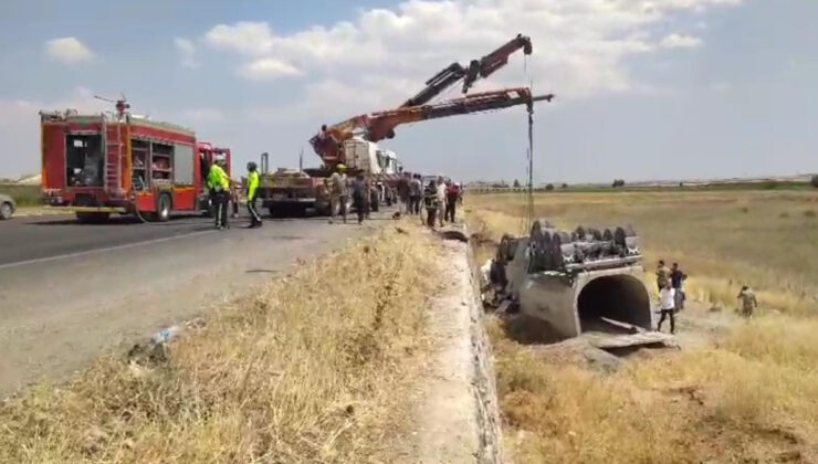 Şanlıurfa’da kum kamyonu şarampole devrildi: 2 yaralı