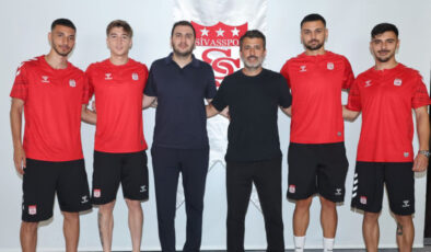 Sivasspor 4 oyuncuyu renklerine bağladı