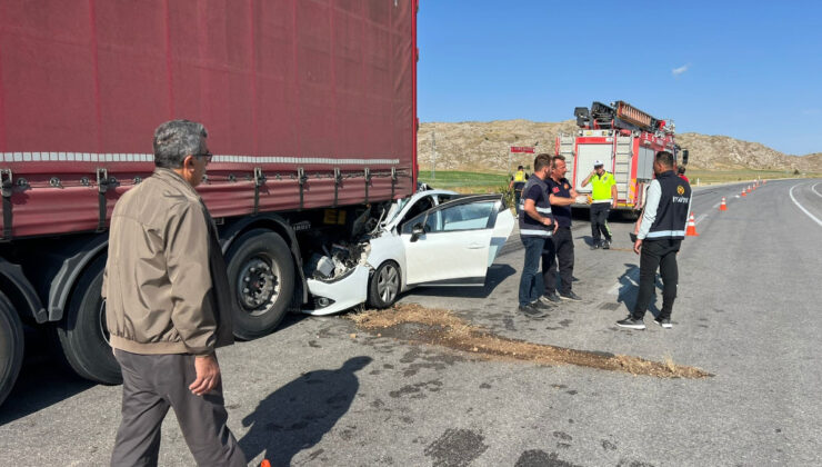 Sivas’ta araba, park halindeki tıra çarptı: 1 meyyit, 5 yaralı