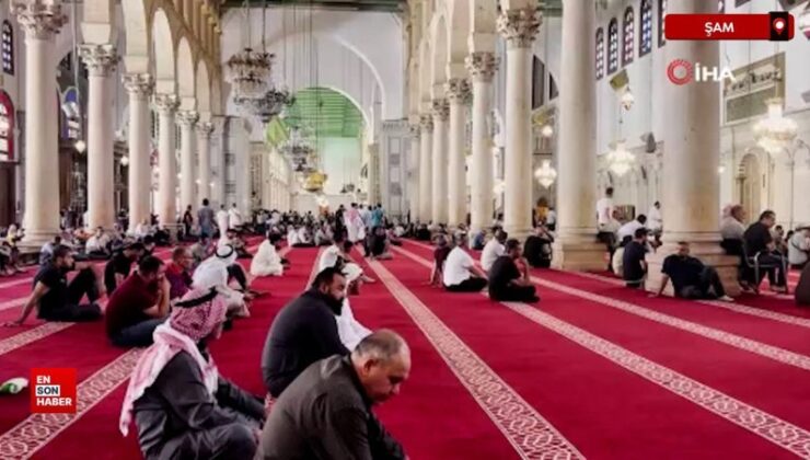 Suriyeliler Cuma namazını kılmak üzere tarihi Emevi Camii’ne akın etti