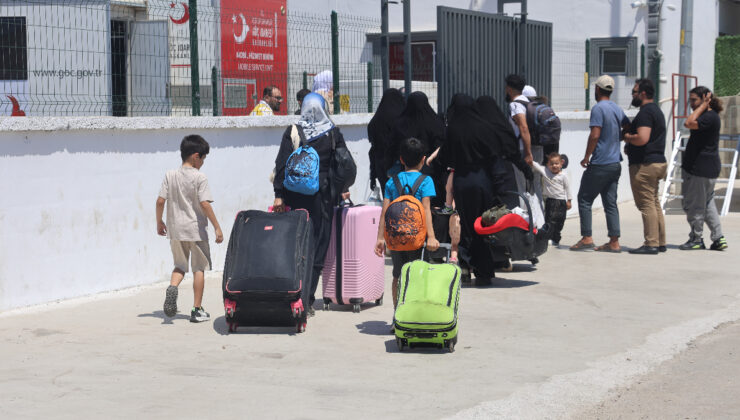 Suriyelilerin, ülkelerine giriş çıkışlarına müsaade verilmesiyle Cilvegözü’nde yoğunluk arttı