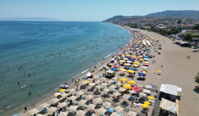 Tekirdağ’da sıcaktan bunalanlar kıyılara akın etti: Plajlarda yoğunluk yaşandı
