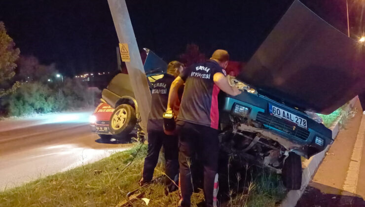 Tokat’ta elektrik direğine çarpan araç hurdaya döndü