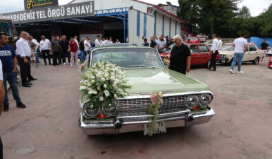 Trabzon’da klasik arabalarla yapılan düğün konvoyu görenleri büyüledi