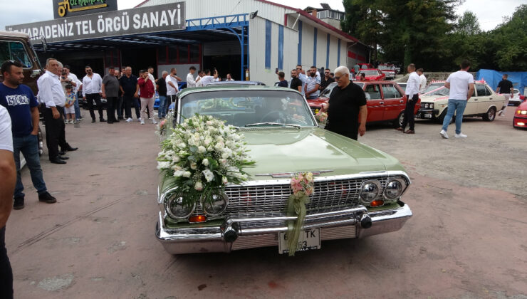 Trabzon’da klasik arabalarla yapılan düğün konvoyu görenleri büyüledi