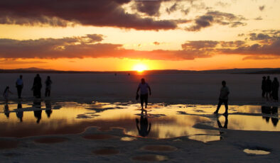 Tuz Gölü’nde gün batımı görüntüsü görenleri büyüledi