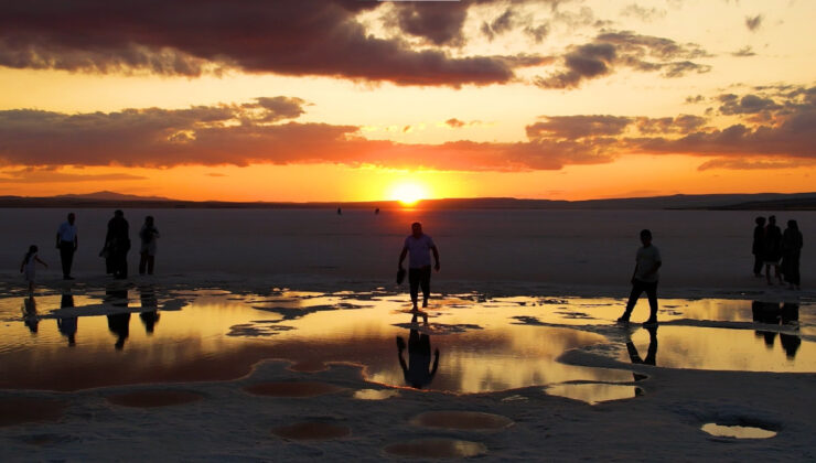 Tuz Gölü’nde gün batımı görüntüsü görenleri büyüledi