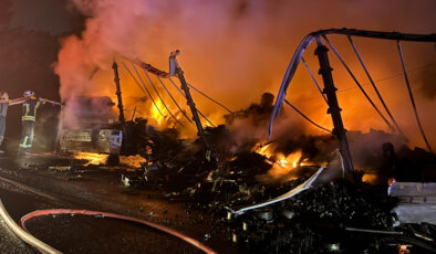 Uşak’ta seyir halindeki tırın dorsesi küle döndü