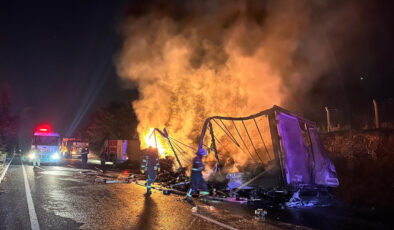 Uşak’ta tırın dorsesinde yangın çıktı: Alevler zahmetle söndürüldü