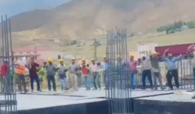 Van’da düğün salonundan çalan müziğe eşlik eden personellerin imgesi gülümsetti