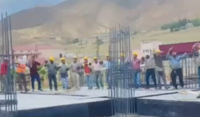 Van’da inşaat emekçileri düğün salonundan gelen müzikle halay çekti