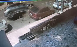 Yalova’da araba, park halindeki araçlara çarparak devrildi