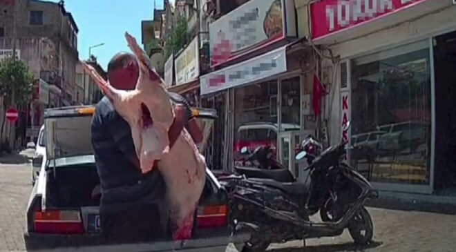 Adana’da hijyen kurallarına uymadan araba bagajında et taşıdılar