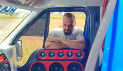 Adana’da minibüste yaptığı ses sitemi ile kulakları adeta dans etti