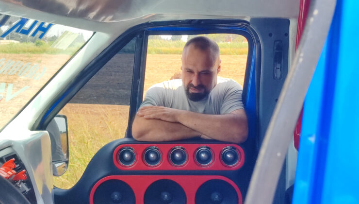 Adana’da minibüste yaptığı ses sitemi ile kulakları adeta dans etti