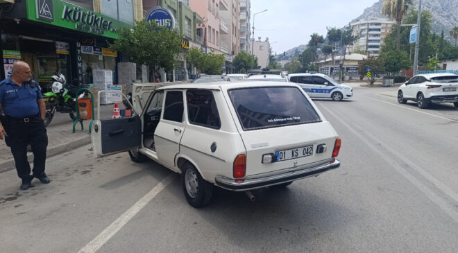 Adana’da şoför kaza sırasında açılan kapıdan inip koşarak uzaklaştı