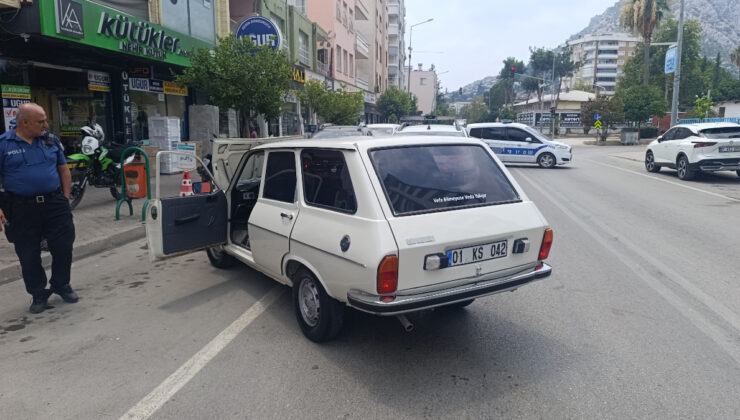 Adana’da şoför kaza sırasında açılan kapıdan inip koşarak uzaklaştı
