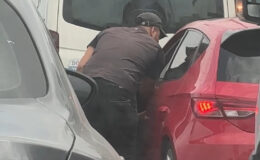 Adana’da trafikte cam silen gençler artık zorla kapıları açıp, para istiyor