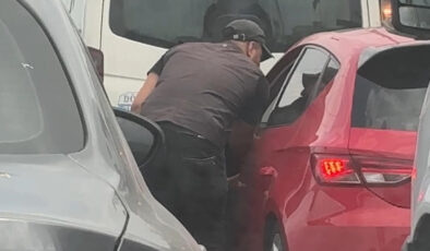 Adana’da trafikte cam silen gençler artık zorla kapıları açıp, para istiyor