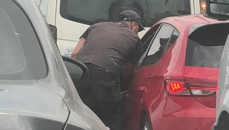 Adana’da trafikte cam silen gençler artık zorla kapıları açıp, para istiyor