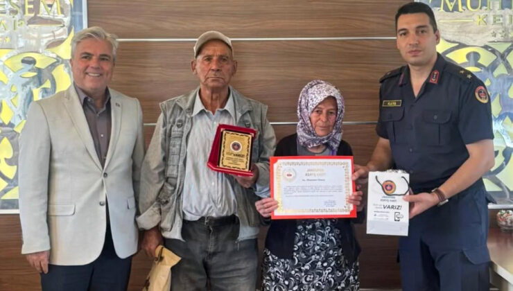 Afyonkarahisar’da yaşlı bir çift meskenlerini jandarmaya bağışladı