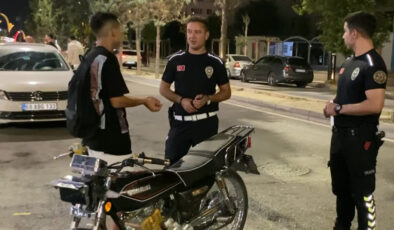 Aksaray’da plakasız motosikletle yakalanan şoför: Yakından çekme nahoş çıkıyorum