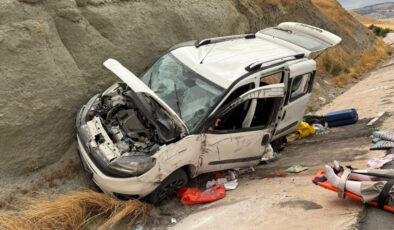 Amasya’da yoldan çıkan araç toprak yığınına çarptı: 4 yaralı