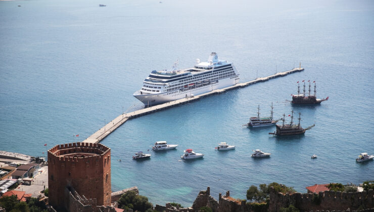 Amerikalı 602 yolcuyu taşıyan dev kruvaziyer Antalya’da