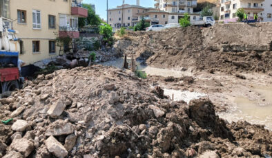Ankara’da iş makinesi su borusunu patlattı: İstinat duvarı yıkıldı