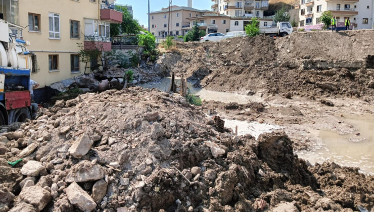 Ankara’da iş makinesi su borusunu patlattı: İstinat duvarı yıkıldı