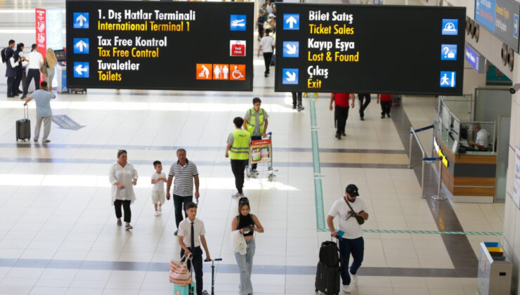 Antalya turizmde rekor tazeledi: Bir günde 105 bin turist geldi