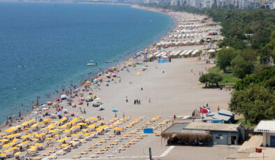 Antalya’daki yüksek sıcaklıklar sonrası Konyaaltı Kıyısı’nda yoğunluk oluştu