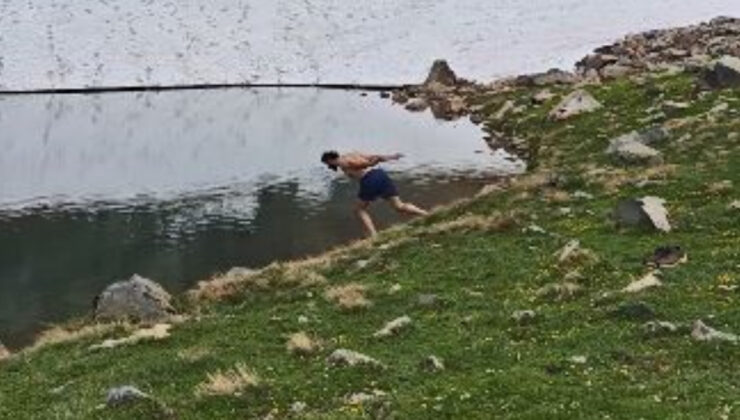 Artvin’de yaz ortasında karla kaplı göle girdiler
