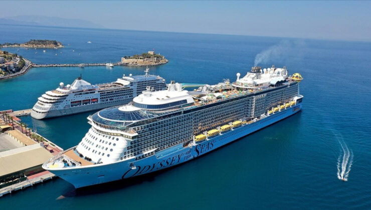 Aydın Kuşadası’na 3 kruvaziyerle 9 binin üzerinde turist geldi