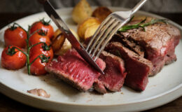 Bu 7 besini tüketirken dikkat edin: Beden kokusu değişiyor