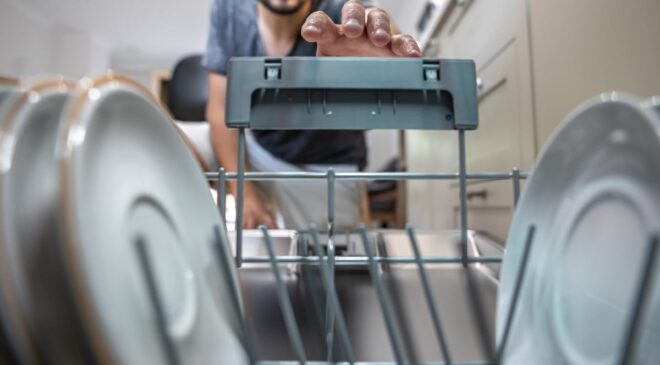 Bulaşık makinesinde bu eşyaları asla yıkamayın: Makineye ve sıhhate ziyan veriyor